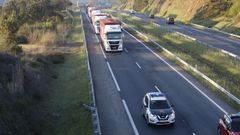 Las imgenes del traslado de un convoy de madera escoltado desde Ourense por la Guardia Civil
