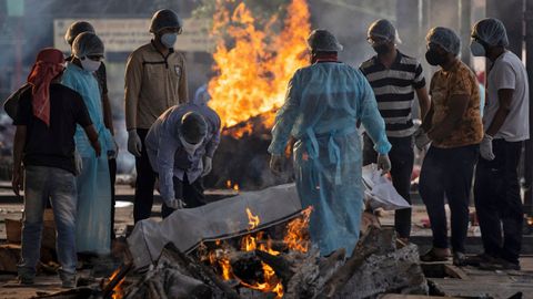 En lndia un grupo de personas asiste a la cremacin de un fallecido por coronavirus