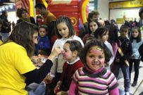 Un taller de maquillaje en el centro comercial Ponti�as con temas del cocido. 