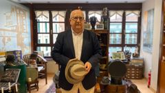 Luis Bobes es el actual propietario de Albiana, la nica sombrerera que queda en Oviedo