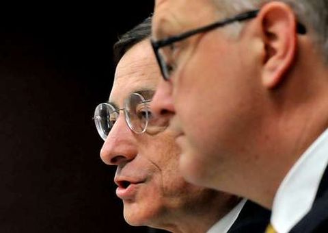 Draghi, acompa�ado de Olli Rehn, ayer en Tokio.