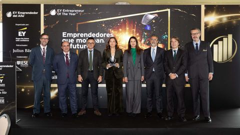 Carmen Lence, en el centro, recibi� el galard�n este mi�rcoles