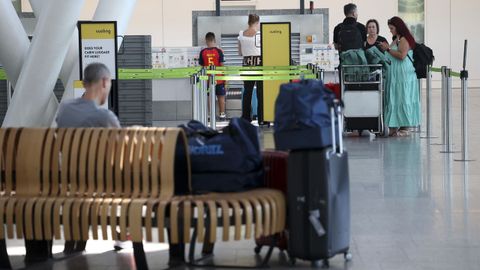 Pasajeros, este viernes, en el aeropuerto de Santiago-Rosal�a de Castro