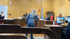 La v�ctima del robo, explicando en la sala de vistas c�mo ocurri� el incidente
