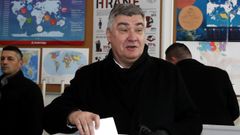 Milanovic vota en un colegio electoral durante la segunda vuelta de las elecciones presidenciales en Zagreb.