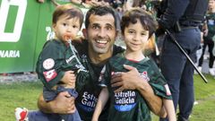 �lex L�pez junto a sus hijos, �lvaro y Lucas, despu�s del partido ante el Celta B.