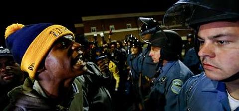 Un joven afroamericano se encara con un polic�a en la localidad de San Luis, en el estado de Misuri. 