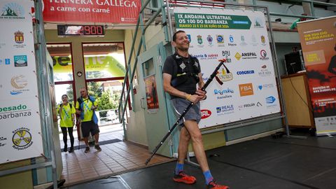 Un participante, tras cruzar la meta en la ltima edicin.