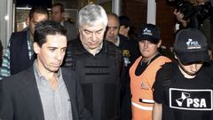 L�zaro B�ez, en el centro, es escoltado a su llegada al aeropuerto de San Fernando, en Buenos Aires, en abril del 2016