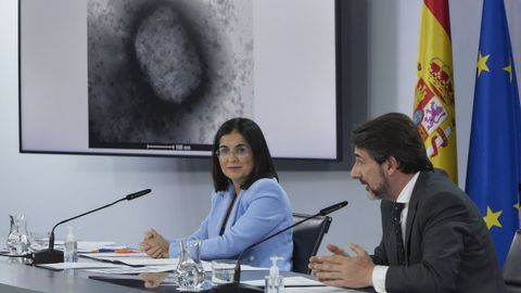 La ministra de Sanidad, Carolina Darias, y el director del Instituto de Salud Carlos III, Cristbal Belda, ante una imagen al microscopio del virus de la viruela del mono