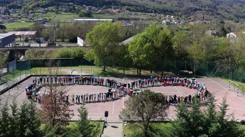 La comunidad escolar del Albino Núñez formó el símbolo del infinito para conmemorar el Día del Autismo