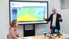 Paula Ura, directora general de Enerxas Renovables e Cambio Climtico, y Juan Taboada, coordinador de MeteoGalicia, muestran el nuevo visor de predicciones.