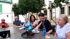 Noa Presas y Ana Pont�n, en un acto en Ourense junto a pensionistas.