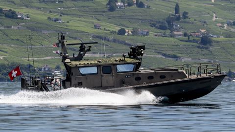 Una patrullera de la Armada suiza en un control en un lago del pa�s