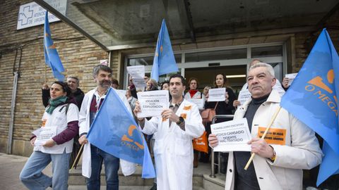 Concentraci�n de m�dicos, este lunes, en la puerta del centro de salud Virxe Peregrina de Pontevedra