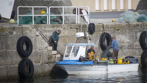 Un agente de la Guardia Civil, hoy en el muelle de Porto do Son