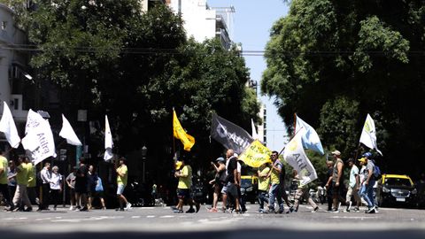 Manifestantes con banderas durante la manifestaci�n contra la reforma laboral que promueve el Gobierno de Javier Milei en Argentina