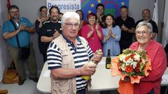 La �ltima imagen juntos. Rosa Garc�a Pose, a la derecha, junto a miembros del partido tras quedarse sin representaci�n en el pleno de Ribeira tras las elecciones municipales del 2019
