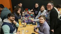 Algunos de los jugadores de Magic, que disfrutar�n del torneo en la tienda J�piter.