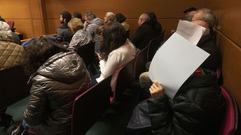 Los acusados tratando de ocultarse durante el juicio de esta semana