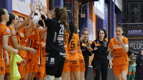 Las jugadoras burelistas se saludan antes de comenzar un partido en Vista Alegre. 