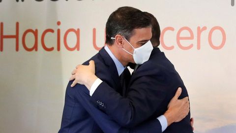 Abrazo del presidente del Gobierno, Pedro S�nchez, y el presidente del Principado de Asturias, Adri�n Barb�n