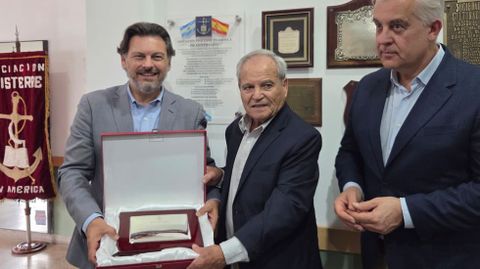 El secretario xeral de Emigraci�n, a la izquierda, junto con el delegado de la Xunta en Argentina, Alejandro L�pez Dobarro, felicit� el centenario al presidente de Finisterre en Am�rica, Ram�n Marcote, hace unos d�as. Adem�s, le entreg� una placa conmemorativa.