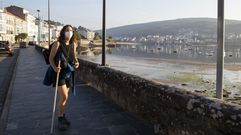 Una peregrina, de camino a Fisterra d�as atr�s
