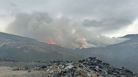 Imagen del fuego de Casaio el domingo por la mañana.