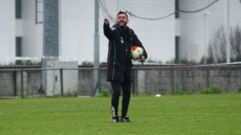 M&iacute;chel Alonso dirigiendo su primer entrenamiento como interino este jueves en A G&aacute;ndara. 