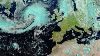 Imagen satelital de ayer por la tarde que muestra la borrasca explosiva que hay en el Atl�ntico norte camino de Islandia