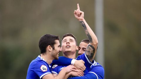 Rober Alarcn celebra su gol ante el Mirands con Ernesto y Lucas