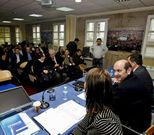 Louz�n, en el centro de la mesa, ayer ante la ejecutiva provincial del PP de Pontevedra.