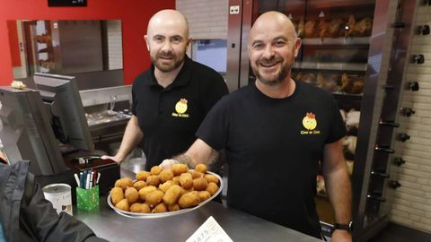 Iniciativa de��Como en casa� en la que intercambian d�cimos de loter�a no premiados por croquetas