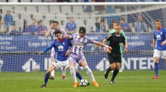 Luismi pugna por un bal�n con Fabbrini en un Oviedo-Valladolid