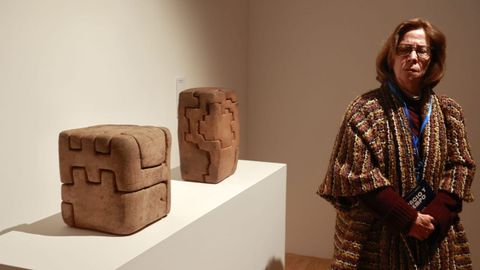Detalle de la muestra �Espacio y tiempo� con dos piezas de la serie�de Eduardo Chillida �Lurra� (1980-1985).