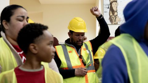 Trabajadores de la construcci�n durante un acto en honor de las v�ctimas.