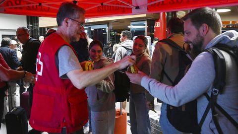 Viajeros atrapados este lunes en el túnel de Pajares llegan a la estación de tren de León que ha vuelto a abrir tras el apagón eléctrico