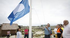 Imagen del izado de la bandera azul el verano pasado en el tramo grovense de la playa. 