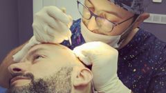 Cirujano realizando trasplante capilar