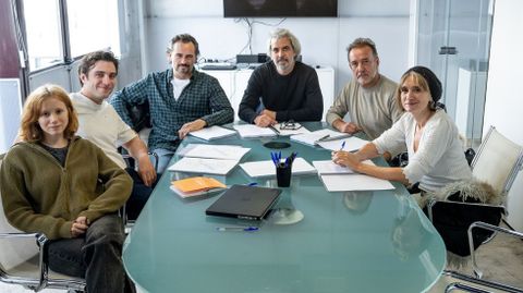 Los actores Laia Manzanares, Pol Monen, Asier Etxeandia, Jos&eacute; Luis Garc&iacute;a P&eacute;rez y Mar&iacute;a Botto, flanqueando al director &Aacute;lvaro Brechner (de negro) en una reuni&oacute;n previa al rodaje