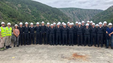 Foto de familia de los participantes en la visita.