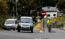 Los operarios cortaron ayer uno de los carriles de la avenida de Monserrat.
