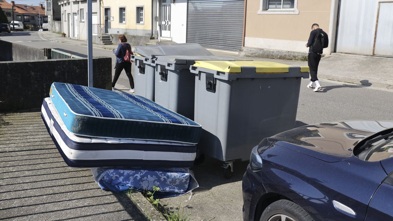 El Ayuntamiento de Santiago apela a los ciudadanos para que avisen al servicio de limpieza antes de depositar voluminosos en la calle