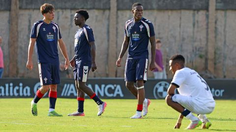 Los jugadores del Celta Fortuna Ra�l Chirveches, Aldrine Kibet y Germain Milla, durante el partido de este mi�rcoles ante el Torreense.