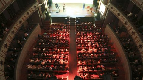 Vista del patio de butacas del teatro Jofre durante el acto institucional de San Xiao.