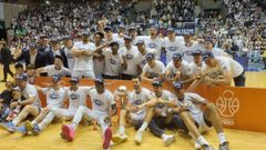 Jugadores y cuadro t�cnico del Obradoiro, tras proclamarse campeones de Primera FEB y lograr el ascenso directo