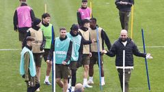 Claudio Gir�ldez y sus jugadores, en un entrenamiento del Celta en la Cidade Deportiva Afouteza.