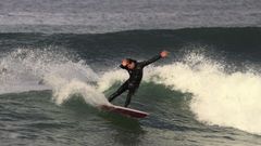 Mon Dubert practica surf desde los 8 a�os y da clases desde los 16

