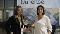 Ainhoa y Celia, en la Facultad de Relaciones Internacionales de Ourense